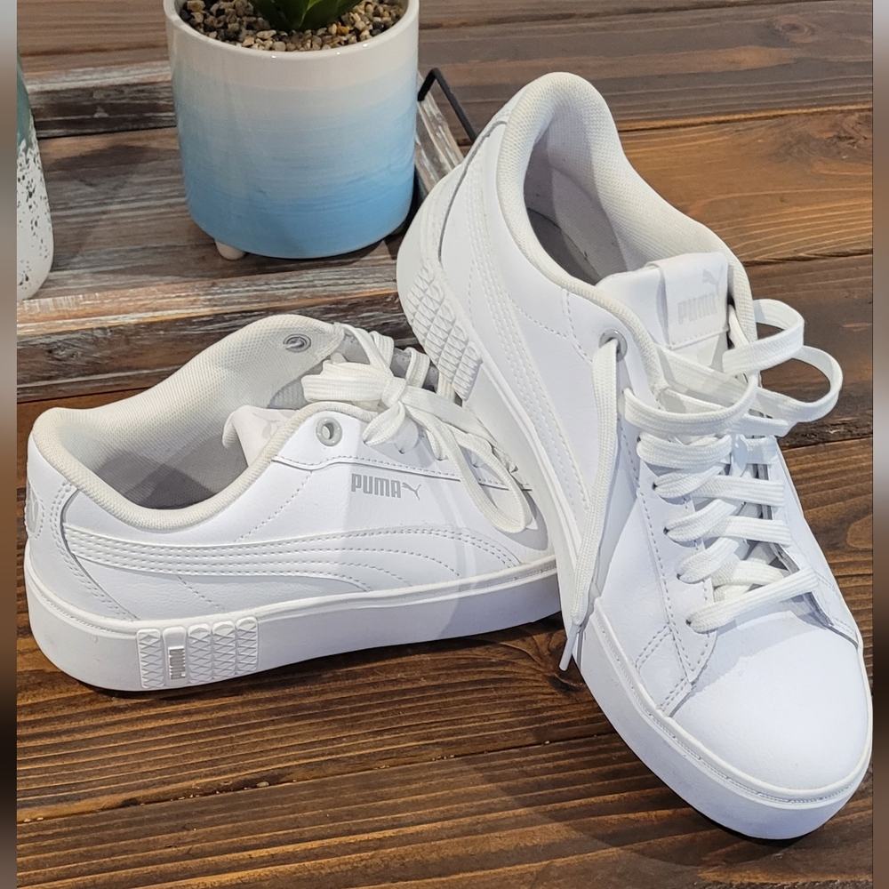 Puma womens White Sneakers like new Sz 8.5 Read Post